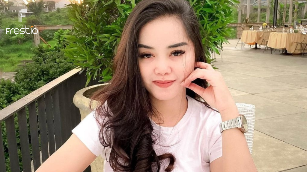 Wanita cantik berpose untuk postingan instagram